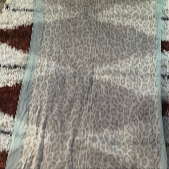 VINTAGE VALENTINO SILK SCARF…CHEETAH PRINT AND A BEAUTIFUL SEA GREEN… - Picture 4 of 7